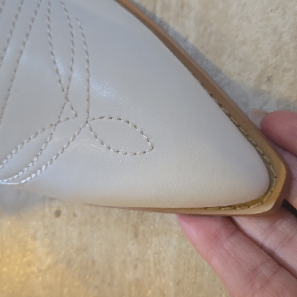 Stylish White Western Classic Embroidered Pointed Toe Boots - Picture 2 of 9